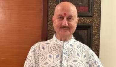 Anupam Kher ने अपने जन्मदिन पर फैंस को दिया उपहार, माँ का आशीर्वाद लिया और 'Tanvi the Great' की घोषणा की।