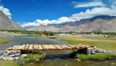 हर एक इंसान सोचता है कि वह अपने दोस्तों या परिवार वालों के साथ एक ट्रिप पर जरूर जाएं. लेकिन कई लोग बजट के कारण तो कई लोग छूट्टी के कारण नहीं जा पाते हैं. तो आज हम आपको बताएंगे कि अगर आपको 1 लंबे वीकेंड मिल जाए तो आप कहां-कहां जा सकते हैं. ओरछा मध्य प्रदेश ओरछा में बहुत कुछ है, जिसमें पत्थर के मंदिर और महल शामिल हैं. यहां से आप पाँच घंटे की यात्रा कर सकते हैं सांची तक, जहां आपको बौद्ध सांस्कृतिक का झलक देखने को मिलेगी. यहां का बौद्ध संरचना अपने महान स्तूप (यूनेस्को द्वारा घोषित एक विश्व धरोहर स्थल) के लिए प्रसिद्ध है, जो पहाड़ पर स्थित है. रास्ते में आप पंडव गुहाएँ देखने के लिए पचमाड़ी में भी रुक सकते हैं. मुक्तेश्वर, उत्तराखंड अगर आप सड़क यात्रा पर जाना चाहते हैं और इसके लिए एक स्थान ढूंढ़ रहे हैं, तो 51 किलोमीटर दूर नैनीताल से स्थित यह शहर आपके प्लान के हिसाब से सही है. आप पहाड़ी और नीले आसमान के बीच अच्छा समय बीता सकते हैं. अगर आप सेब के बागों को देखना चाहते हैं, तो रास्ते में आप प्रसिद्ध हिल स्टेशन धनाचुली पर रुक सकते हैं. बीर बिलिंग, हिमाचल आप बीर बिलिंग, हिमाचल भी जाने का प्लान बना सकते हैं. यहां हर साल ट्रेकिंग यात्राएँ होती हैं. इसके अलावा, सितंबर से नवंबर के बीच पैराग्लाइडिंग होती हैं. आप यहां प्राचीन तिब्बती मठों और 'बीर टी फैक्टरी' को भी देख सकते हैं. यहां आपको सही तरीके से चाय बनाना पता चलेगा. आप एक आप बेहतरीन चाय का आनंद भी ले सकते हैं. मुकुटमणिपुर, पश्चिम बंगाल यदि आपके पास ज्यादा समय नहीं है लेकिन फिर भी आप अपनी यात्रा को यादगार बनाना चाहते हैं तो आप मुकुटमणिपुर जा सकते हैं. यह हरित वनों और पहाड़ों से घिरा शांतिपूर्ण और सुंदर शहर है. जो काफी बजट में भी है. आप यहा जाने का प्लान बना सकते हैं.