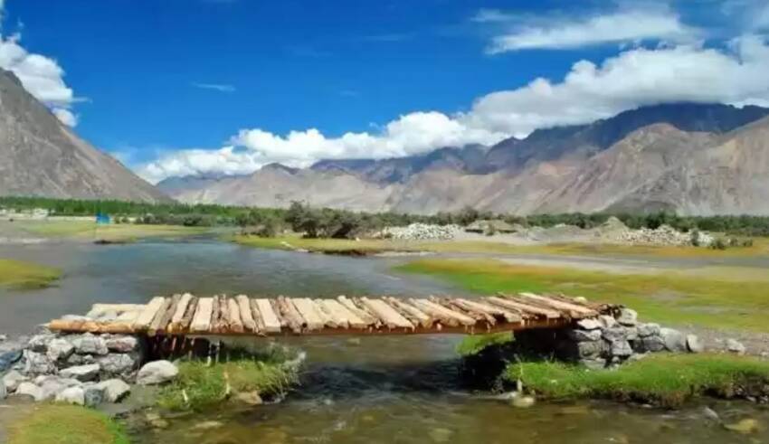 हर एक इंसान सोचता है कि वह अपने दोस्तों या परिवार वालों के साथ एक ट्रिप पर जरूर जाएं. लेकिन कई लोग बजट के कारण तो कई लोग छूट्टी के कारण नहीं जा पाते हैं. तो आज हम आपको बताएंगे कि अगर आपको 1 लंबे वीकेंड मिल जाए तो आप कहां-कहां जा सकते हैं. ओरछा मध्य प्रदेश ओरछा में बहुत कुछ है, जिसमें पत्थर के मंदिर और महल शामिल हैं. यहां से आप पाँच घंटे की यात्रा कर सकते हैं सांची तक, जहां आपको बौद्ध सांस्कृतिक का झलक देखने को मिलेगी. यहां का बौद्ध संरचना अपने महान स्तूप (यूनेस्को द्वारा घोषित एक विश्व धरोहर स्थल) के लिए प्रसिद्ध है, जो पहाड़ पर स्थित है. रास्ते में आप पंडव गुहाएँ देखने के लिए पचमाड़ी में भी रुक सकते हैं. मुक्तेश्वर, उत्तराखंड अगर आप सड़क यात्रा पर जाना चाहते हैं और इसके लिए एक स्थान ढूंढ़ रहे हैं, तो 51 किलोमीटर दूर नैनीताल से स्थित यह शहर आपके प्लान के हिसाब से सही है. आप पहाड़ी और नीले आसमान के बीच अच्छा समय बीता सकते हैं. अगर आप सेब के बागों को देखना चाहते हैं, तो रास्ते में आप प्रसिद्ध हिल स्टेशन धनाचुली पर रुक सकते हैं. बीर बिलिंग, हिमाचल आप बीर बिलिंग, हिमाचल भी जाने का प्लान बना सकते हैं. यहां हर साल ट्रेकिंग यात्राएँ होती हैं. इसके अलावा, सितंबर से नवंबर के बीच पैराग्लाइडिंग होती हैं. आप यहां प्राचीन तिब्बती मठों और 'बीर टी फैक्टरी' को भी देख सकते हैं. यहां आपको सही तरीके से चाय बनाना पता चलेगा. आप एक आप बेहतरीन चाय का आनंद भी ले सकते हैं. मुकुटमणिपुर, पश्चिम बंगाल यदि आपके पास ज्यादा समय नहीं है लेकिन फिर भी आप अपनी यात्रा को यादगार बनाना चाहते हैं तो आप मुकुटमणिपुर जा सकते हैं. यह हरित वनों और पहाड़ों से घिरा शांतिपूर्ण और सुंदर शहर है. जो काफी बजट में भी है. आप यहा जाने का प्लान बना सकते हैं.