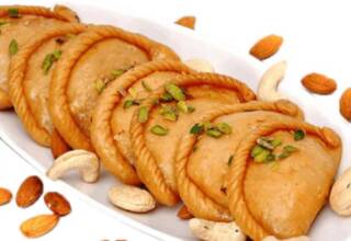 Holi 2024: होली पर बनाएं गुजिया, जो खाएगा वो ही करेगा तारीफ